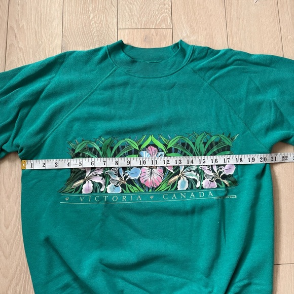 Vintage Hanes Victoria Canada Iris Sweatshirt Size Large Made in USA - Picture 2 of 8